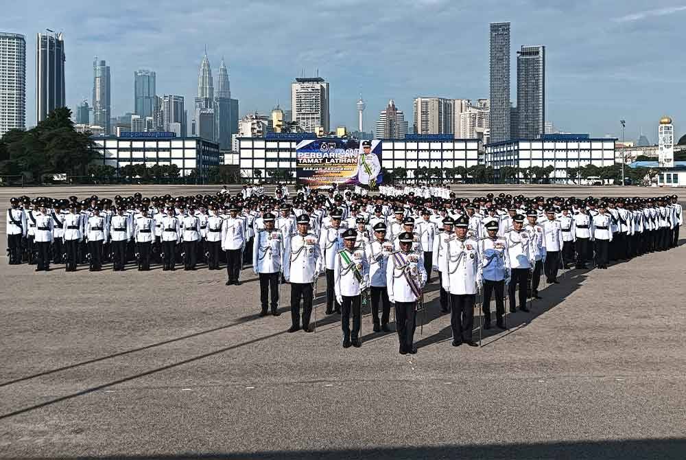 Ramli (depan, tengah) bergambar kenangan bersama 247 anggota pelatih sempena majlis Perbarisan Tamat Latihan Program Latihan Asas Kepolisan (PLAK) Sarjan Percubaan di Pusat Latihan Polis (Pulapol), Kuala Lumpur pada Jumaat. - FOTO: SINAR HARIAN/HISYAMUDDIN AYUB.