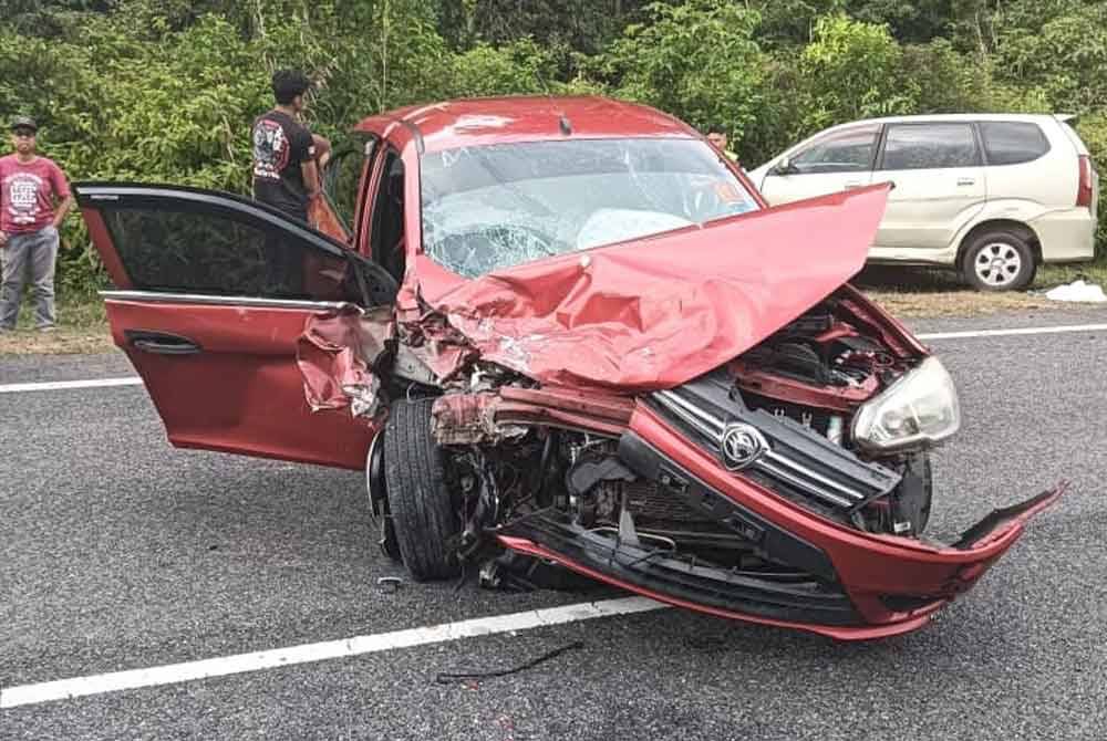 Keadaan kereta Proton Saga yang terlibat dalam kemalangan berkenaan. Foto IPD Kota Tinggi