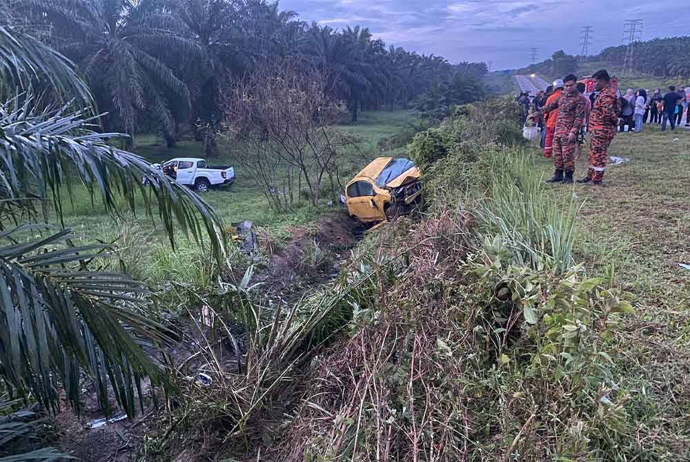 Pemuda maut dilanggar kenderaan lain ketika cuba membantu mangsa nahas sebuah Perodua Axia yang terbabas di Kilometer 18.8 Jalan Sungai Rengit-Kota Tinggi.- Foto IPD Kota Tinggi.