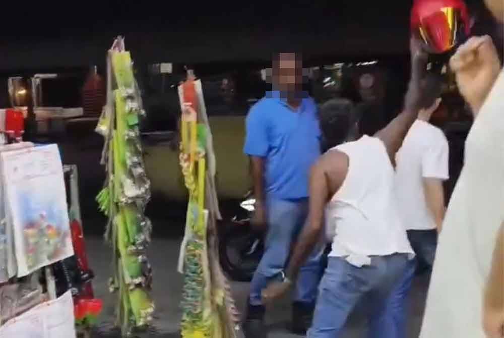 Tangkap layar video kejadian yang tular di sebuah kedai runcit di Seberang Jaya pada 3 Jun lalu.