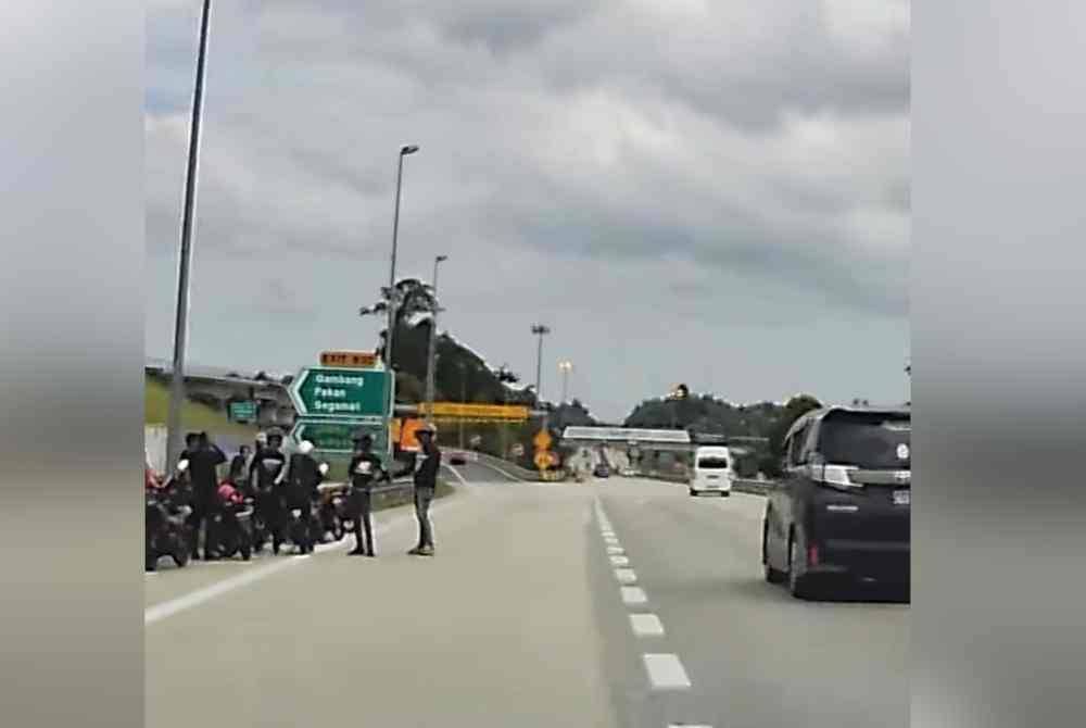 Tangkap layar video tular memaparkan sekumpulan penunggang motosikal yang berada di bahu jalan sebelum susur keluar Tol Gambang di Kuantan pada Jumaat.