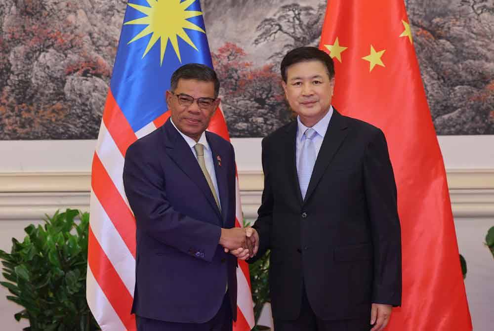 Saifuddin Nasution dan Menteri Keselamatan Awam China, Wang Xiaohong mempengerusi secara bersama Mesyuarat Kumpulan Kerja Bersama Malaysia - Republik Rakyat China Kali Kelima Mengenai Pembanterasan JWG Ke-5.