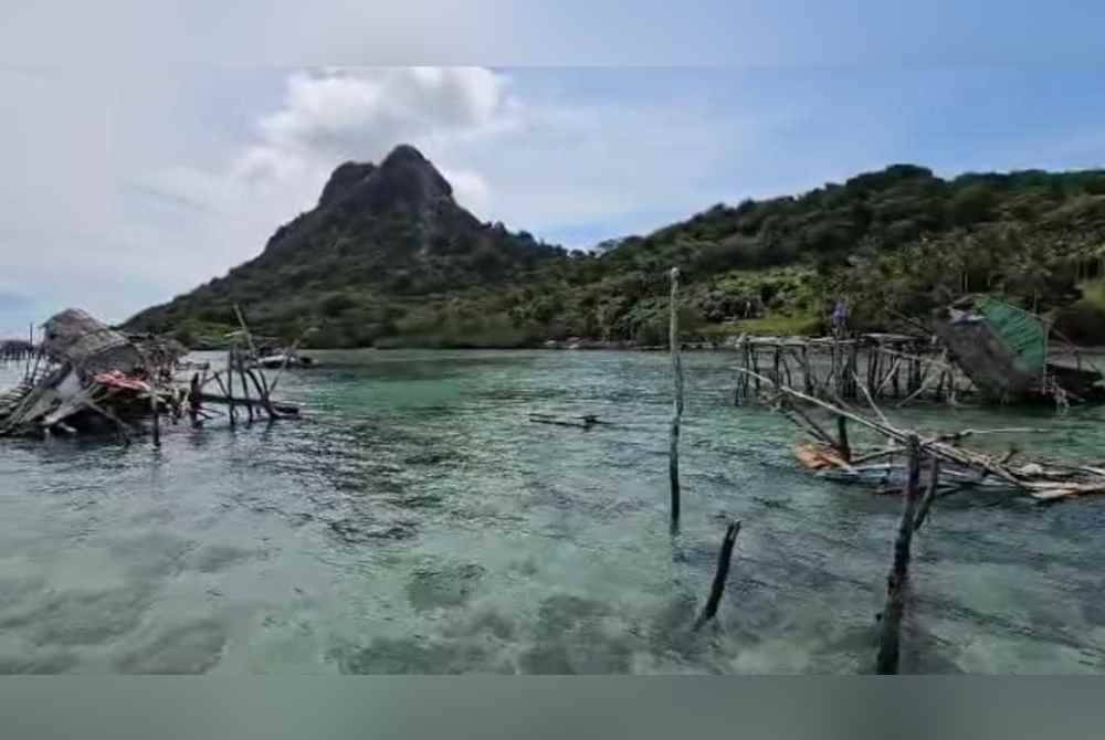 Antara rumah atau pondok yang dibina di kawasan Taman Marin Tun Sakaran (TMTS), Semporna, dirobohkan dalam operasi tersebut.