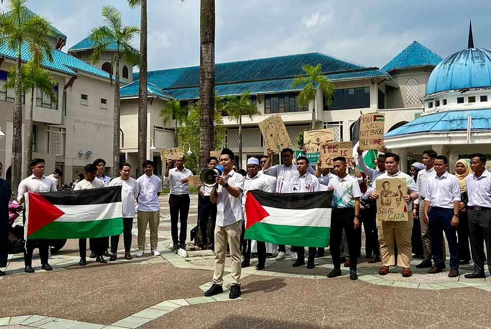 Wan Amsyar (tengah) menyatakan sokongan terhadap Palestin semasa Himpunan Solidariti Perdana Siswa Malaysia bersama Palestin di pekarangan Masjid Sultan Haji Ahmad Shah, Universiti Islam Antarabangsa Malaysia pada Jumaat.