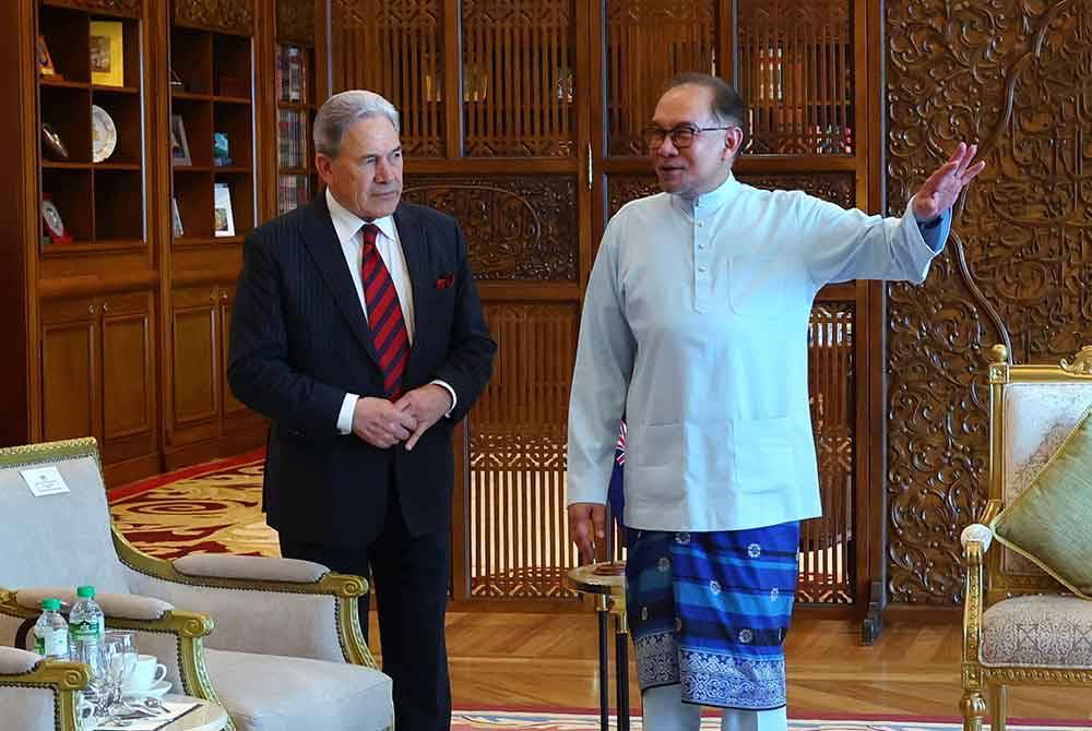 Anwar mengadakan pertemuan dengan Winston Peters ketika menerima kunjungan hormat Timbalan Perdana Menteri New Zealand yang juga Menteri Luar itu, di Perdana Putra pada Jumaat. Foto Bernama