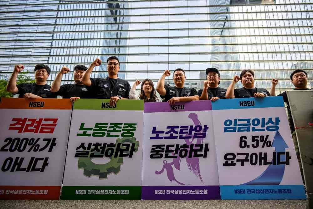 Wakil kesatuan itu turut melaungkan slogan ketika mengadakan protes di luar ibu pejabat Samsung Electronics di Seoul pada Jumaat. Foto AFP