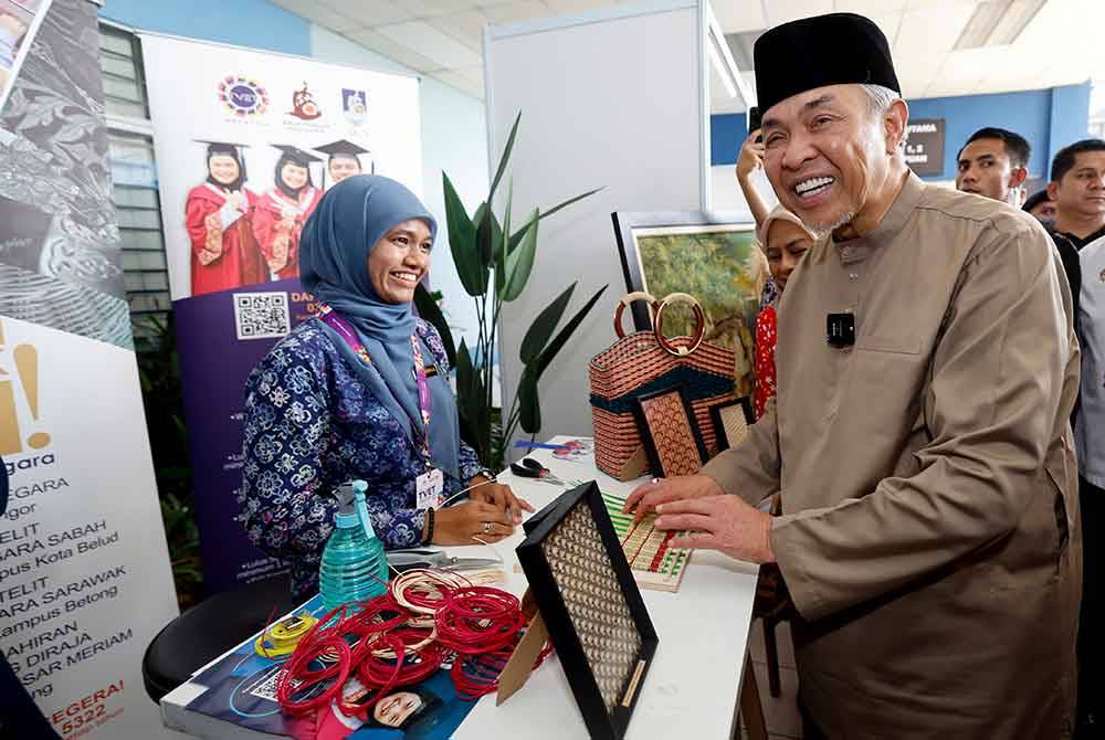 Ahmad Zahid mengadakan lawatan sekitar tapak Program Hari Pendidikan dan Latihan Teknikal Vokasional (TVET) Negara 2024 di ILP Kuala Langat di Banting, pada Jumaat. Foto Bernama