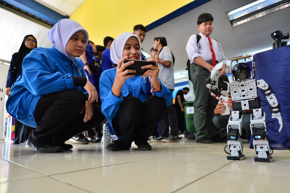 Seorang pelajar sedang menunjukkan bakatnya mengendalikan robot semasa hari pertama sambutan HTN 2024 pada Jumaat di ILP Kuala Langat, Banting.