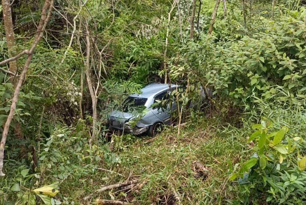 Keadaan kereta Toyota Vios yang terbabas ke dalam gaung sedalam tiga meter. Foto BBP Bandar Baru Kulai