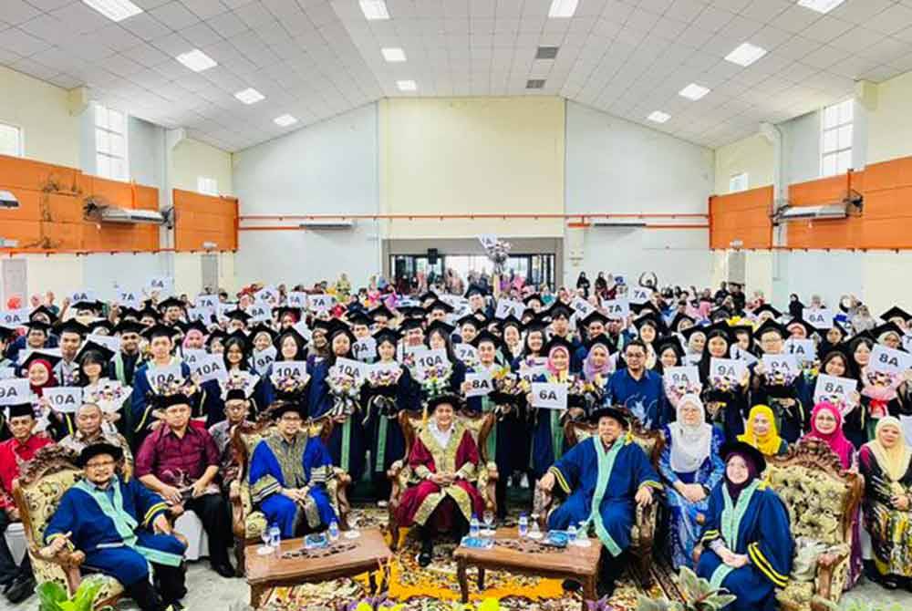 Aznan Tamin (duduk, tengah) ketika menghadiri Majlis Anugerah Kecemerlangan SPM 2023 Peringkat DUN Parit Yaani pada Jumaat.