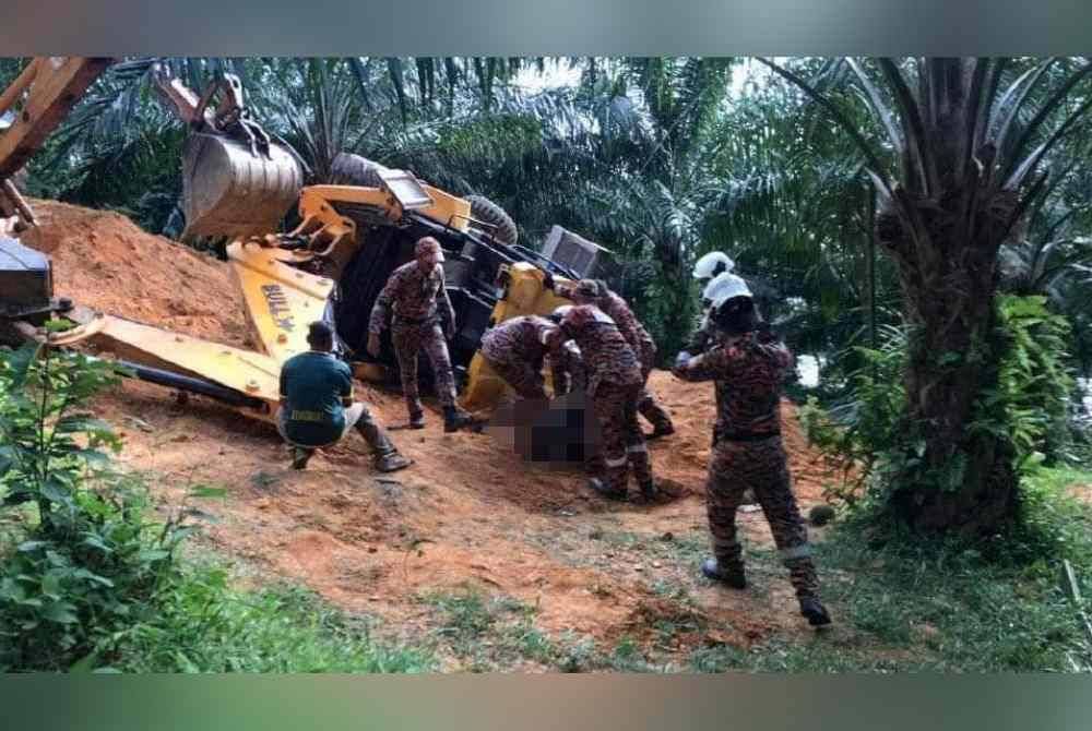 Seorang lelaki maut selepas dihempap jengkaut yang dikendalikannya ketika melakukan kerja membuat jalan di lereng bukit di Bedong, dekat Sungai Petani pada Jumaat. Foto FB Sungai Petani Terjah