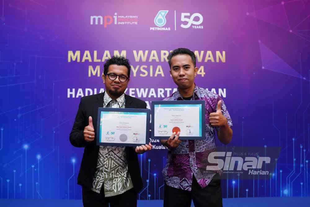 Hazemi (kiri) dan Mukhriz bergambar bersama pada Malam Wartawan Malaysia 2024 di Hotel Majestic Kuala Lumpur pada Jumaat. Foto SINAR HARIAN / MOHD HALIM ABDUL WAHID