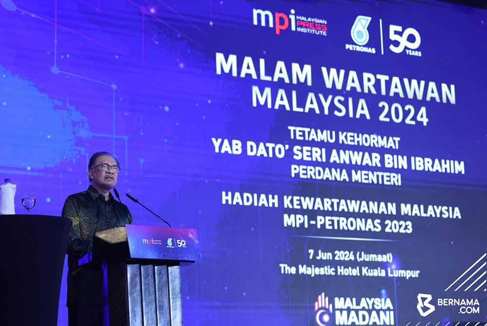 Anwar memberi ucap tama pada majlis Hadiah Kewartawanan Malaysia (HKM) MPI-Petronas 2023 pada Malam Wartawan Malaysia 2024 di Kuala Lumpur malam ini. Foto Bernama