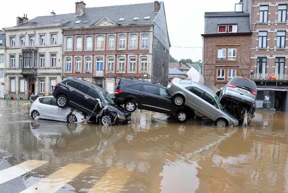 Beberapa buah kereta dilihat bertindan antara satu sama lain di Verviers, Belgium. Agensi