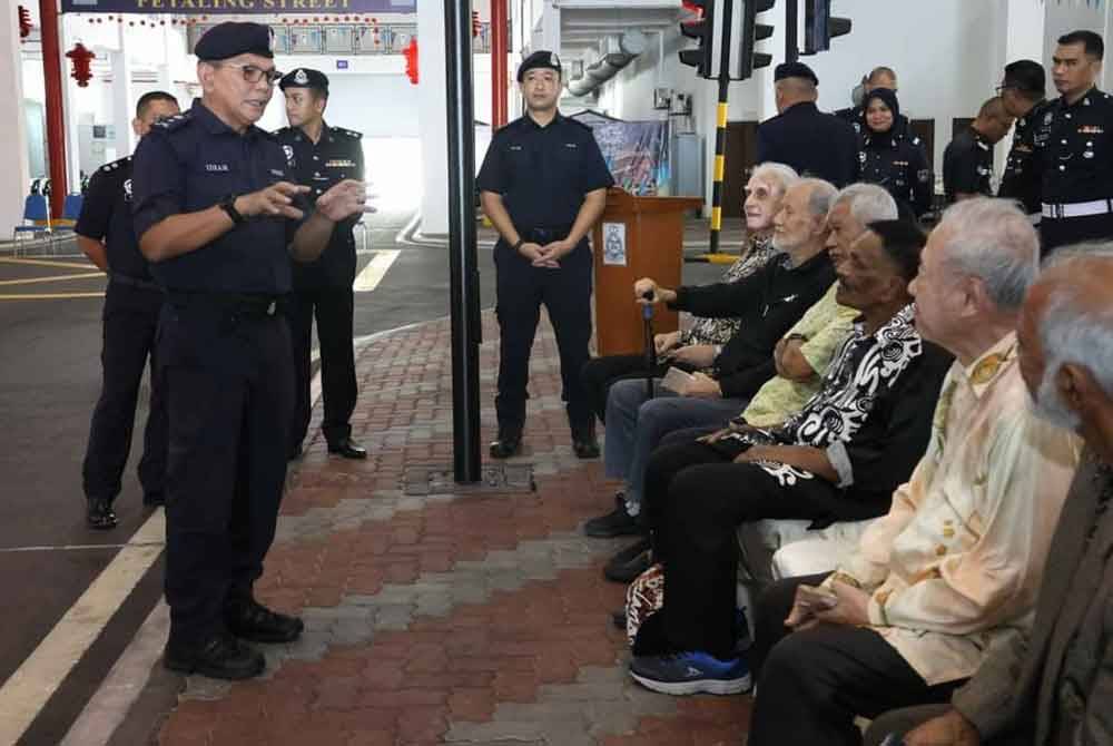 Muhammad Idzam menerangkan perkembangan terkini Pulapol Kuala Lumpur dalam program lawatan Reunion Inspektor Skuad 1/1964.