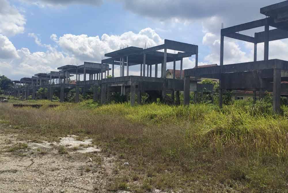 Pembeli dakwa projek perumahan di Seksyen 30, Shah Alam yang dibeli gagal disiapkan mengikut tempoh ditetapkan.