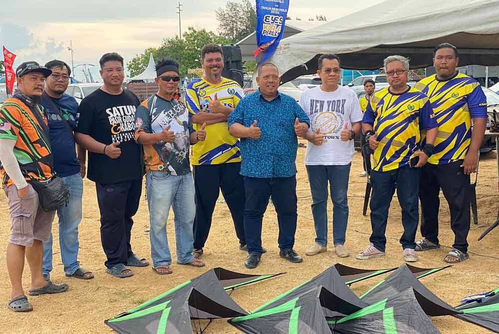 Abu Bakar (empat dari kanan) ketika menghadiri acara layang-layang Malaysia dan Thailand sempena Festival Rakyat 2024 di Kuala Perlis baru-baru ini.