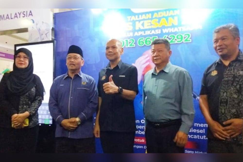 Armizan (tengah) selepas melawat reruai Program Jelajah Karnival KPDN 2024 Peringkat Zon Timur pada Jumaat.