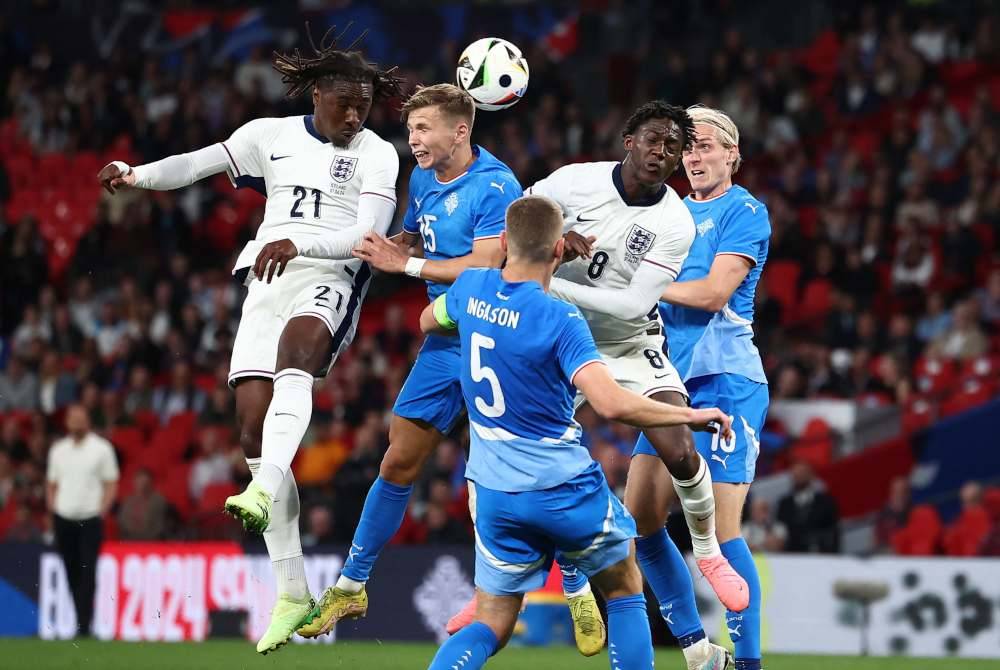 Pemain tengah England, Eberechi Eze (kiri) cuba memenangi bola dairpada pemain Iceland, Bjarki Bjarkason (dua dari kiri) dalam perlawanan di Wemble. Foto AFP