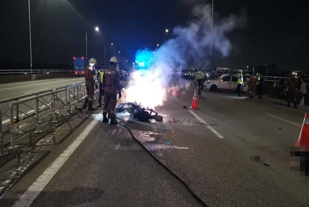 Anggota bomba ketika memadamkan kebakaran motosikal berkenaan. Foto BBP Iskandar Puteri