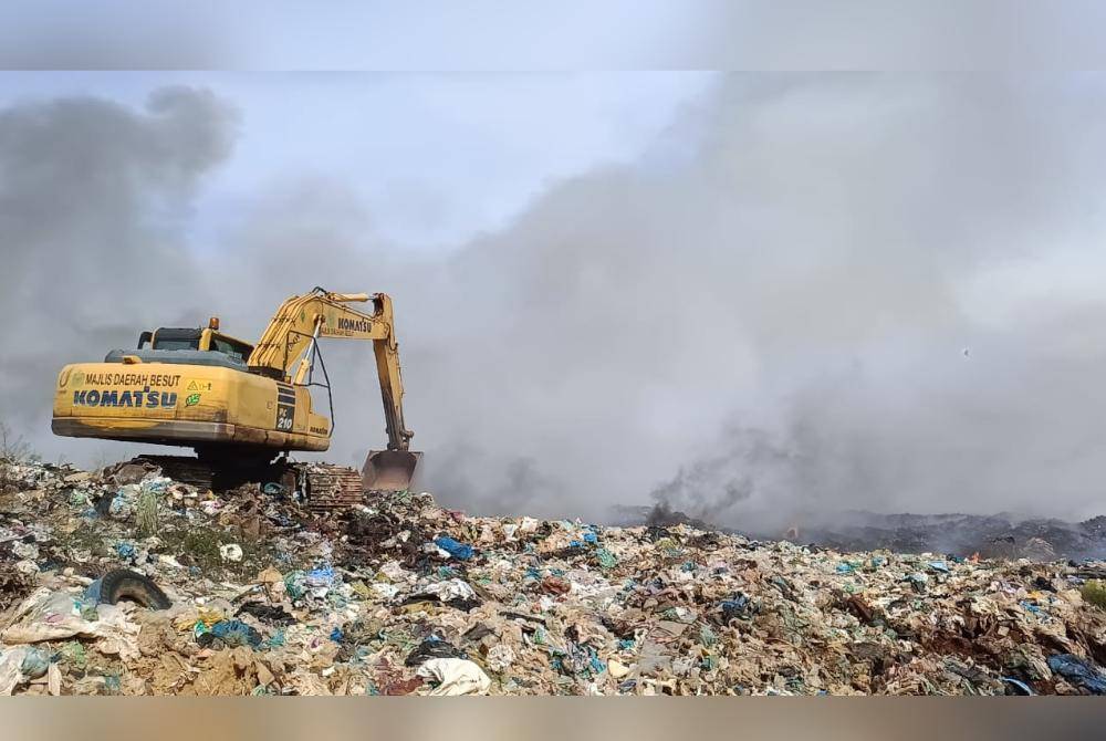 Hampir satu daripada enam hektar kawasan di tapak pusat pelupusan sampah di Kampung Paya Rawa di Besut terbakar pada petang Jumaat.