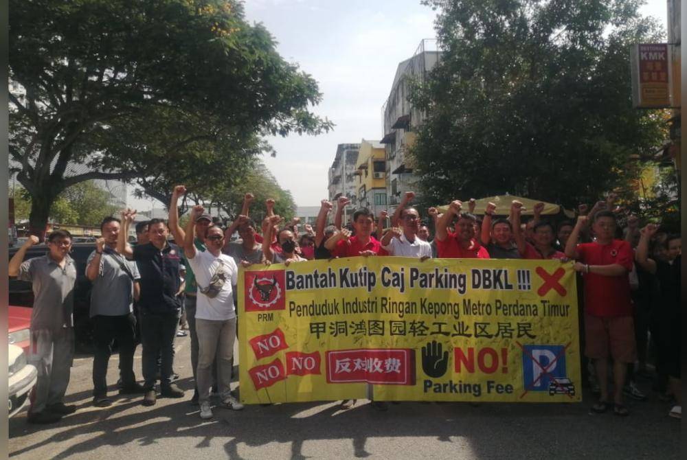 Peniaga berkumpul membantah sistem parkir berbayar di Kepong Entrepreneurs Park di sini.