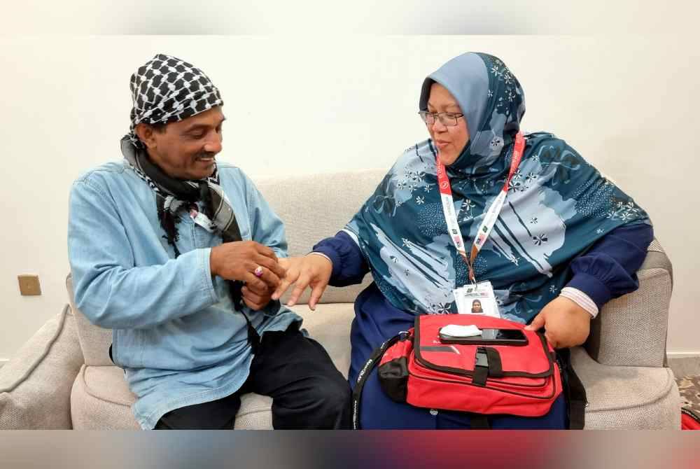 Mazidah dari Miri, Sarawak bersama suaminya, Zainal teruja menjadi tetamu Allah di Tanah Suci. Foto Bernama