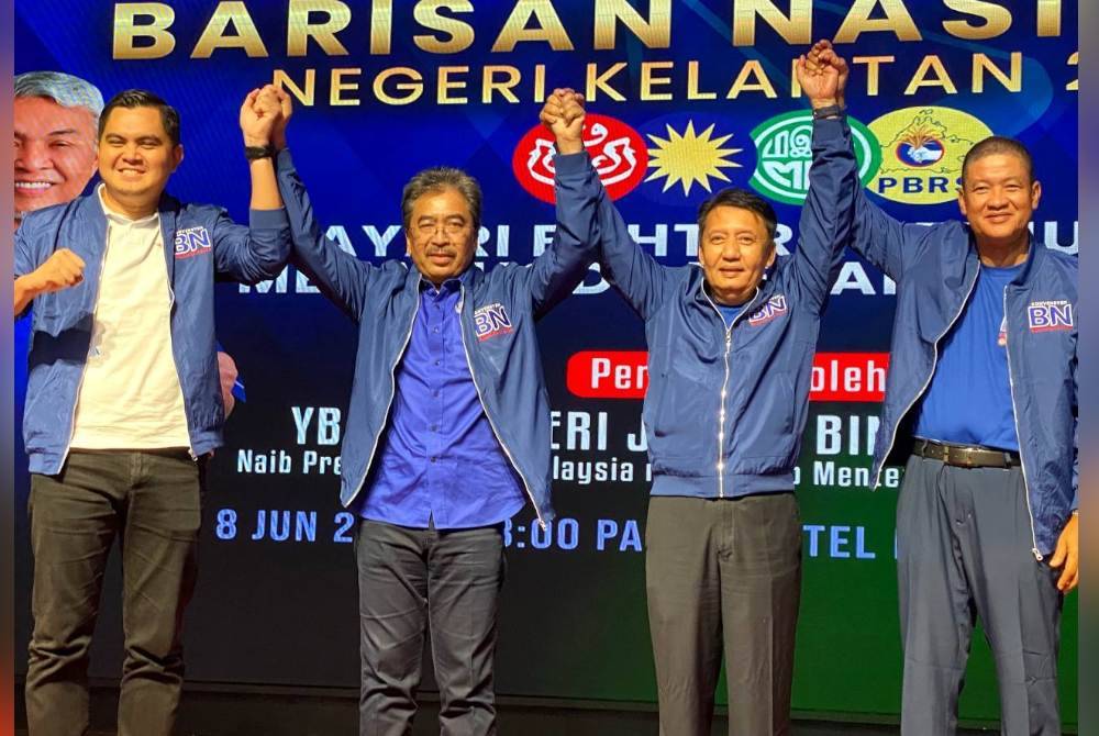 Johari (dua,kiri) dan Ahmad Jazlan (dua, kanan) semasa perasmian Konvensyen Barisan Nasional Negeri Kelantan 2024 di Kota Bharu pada Sabtu.