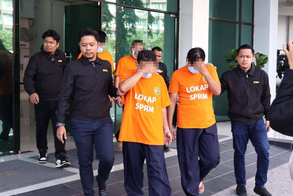 Empat individu termasuk tiga penjawat awam ditahan SPRM Kuala Lumpur pada Jumaat untuk siasatan terima rasuah lindung pusat hiburan dan premis urut di ibu negara.