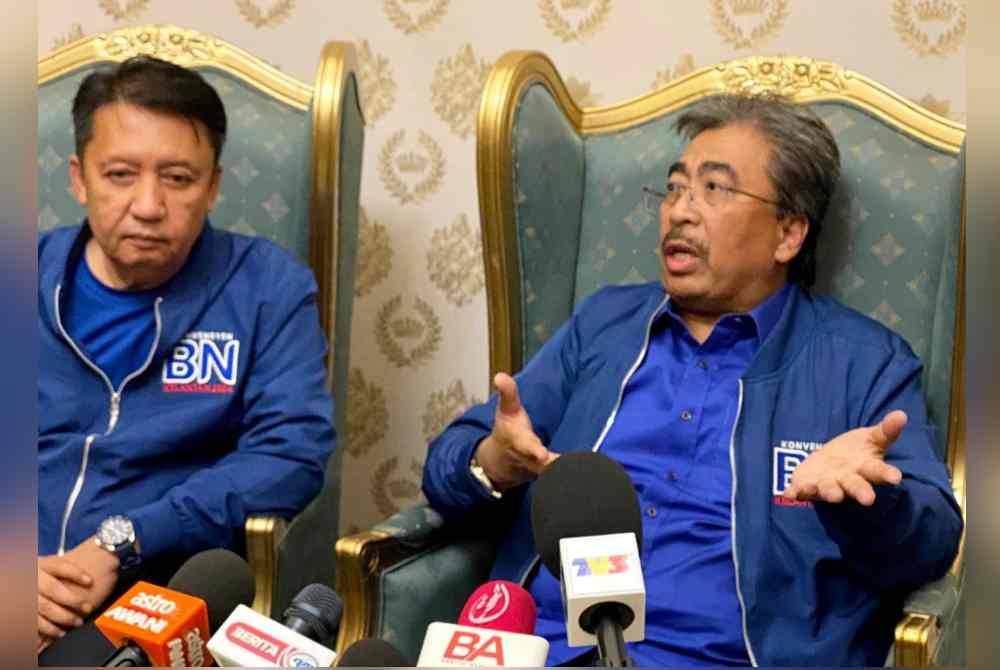 Johari (kanan) bersama Ahmad Jazlan semasa sidang akhbar di Kota Bharu pada Sabtu.