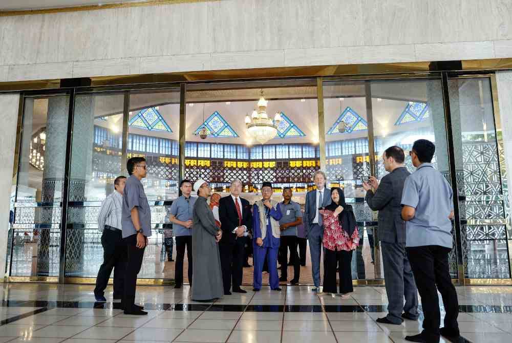 Peters mengadakan lawatan ke Masjid Negara, pada Sabtu. Foto Bernama