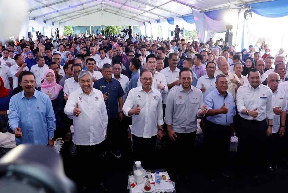 Perdana Menteri, Datuk Seri Anwar Ibrahim (tengah) pada sesi bergambar selepas merasmikan Hari Pendidikan dan Latihan Teknikal Vokasional (TVET) Negara 2024 di Institut Latihan Perindustrian (ILP) Kuala Langat di Banting pada Sabtu. Foto Bernama