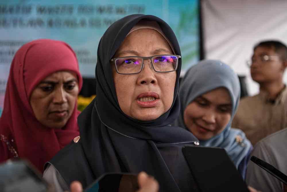 Dr Zaliha bercakap ketika sidang media selepas Majlis Pelancaran Inisiatif Waste-To-Wealth di Wilayah Persekutuan Kuala Lumpur bertempat di Perumahan Awam (PA) Seri Pulau Pinang, pada Sabtu. Foto Bernama