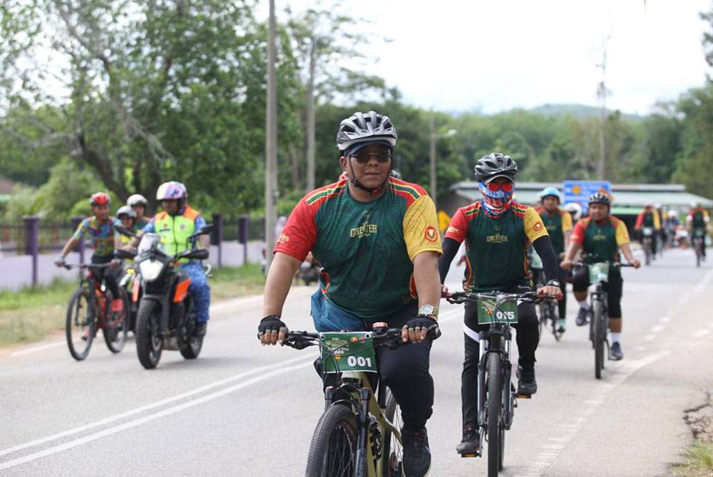 Muhammad Sanusi menyertai kayuhan bersempena program The Greater Kedah Charity Ride 2024 di Masjid Kampung Musa, mukim Pedu, di sini, pada Sabtu.