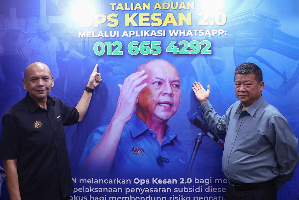 Armizan menunjukkan Talian Aduan Ops Kesan 2.0 selepas perasmian program jelajah Karnival KPDN peringkat zon timur bagi tahun 2024 di Medan RTC Tunjong pada Jumaat. Foto Bernama