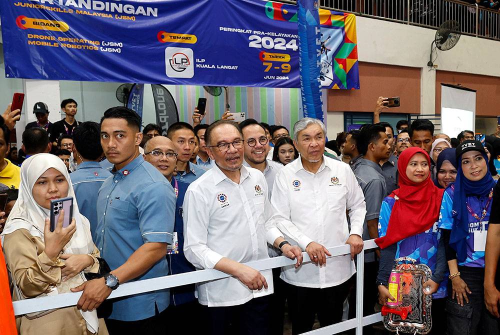 Ahmad Zahid bersama Anwar melawat sekitar tapak program selepas merasmikan Hari TVET Negara 2024 di ILP Kuala Langat, Banting pada Sabtu. Foto Bernama