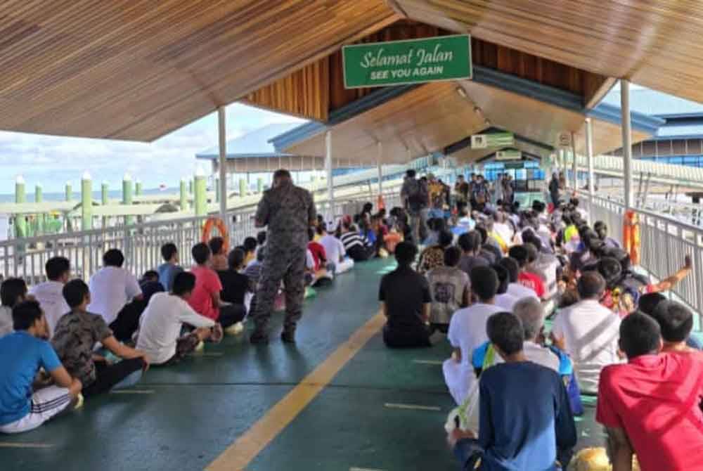 Seramai 153 PATI dihantar ke negara asal melalui Pelabuhan Tawau ke Pelabuhan Nunukan, Terminal Tunon Taka, Indonesia pada Jumaat.