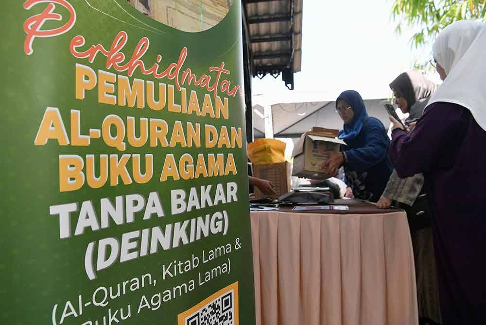 Orang ramai hadir membawa buku-buku berkaitan agama Islam dan al-Quran untuk dilupuskan pada Program Perkhidmatan Pemuliaan Al-Quran dan Buku Agama Tanpa Bakar (Deinking) di Masjid Bandar Bukit Raja.