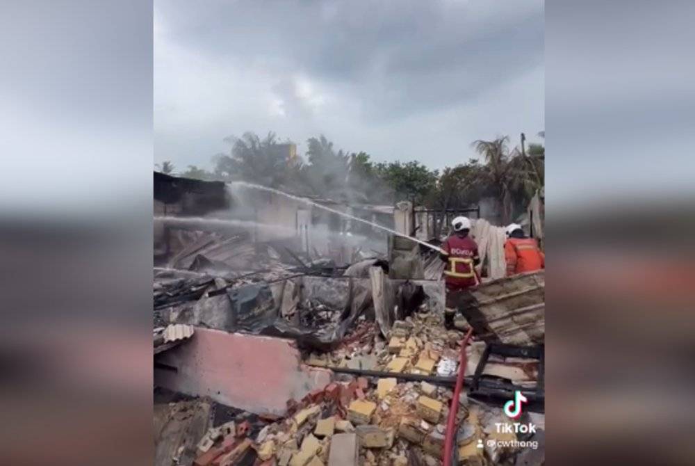 Tangkap layar rakaman kejadian kebakaran di Kampung Melayu Pandan yang dikongsi di Facebook Pasukan Bomba Sukarela Taman Mount Austin.