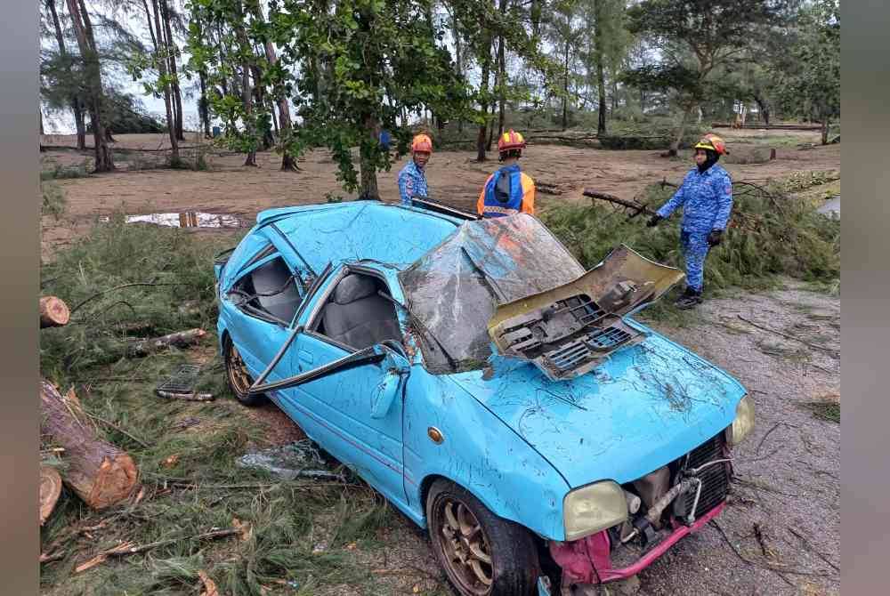 
Perodua Kancil yang dinaiki wanita sarat mengandung remuk akibat dihempap pokok dalam kejadian ribut kuat di Pantai Kempadang pada Sabtu.