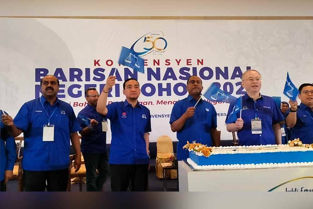 Ka Siong (kanan) pada Majlis Penutup Konvensyen BN Johor pada Sabtu.