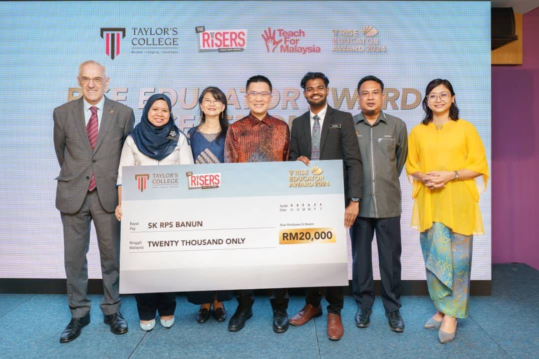 (Dari kanan) Sawittri, Mohd Zamarol, Shawn, Wong Kah Woh, Josephine, Fadzliaton dan Barry Winn bergambar bersama selepas SK RPS dinobatkan sebagai penerima RISE Educator Award 2024 dan menerima tajaan RM20,000 untuk sekolah tersebut.