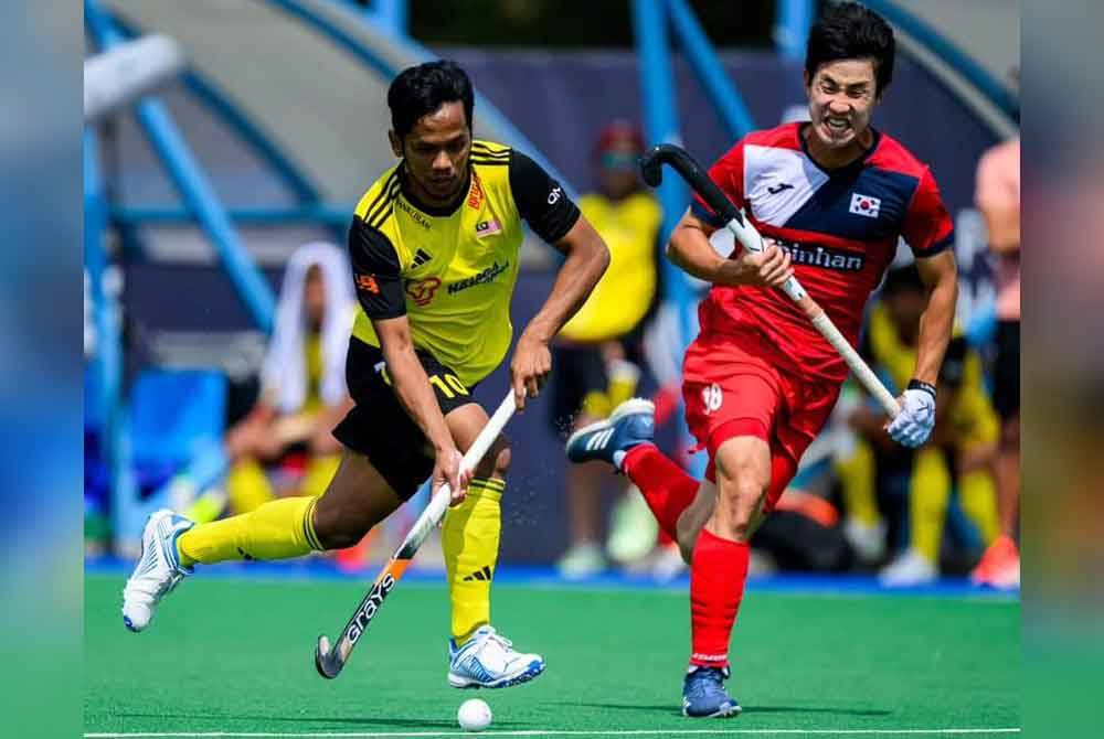 Aksi Faizal (kiri) dan pemain Korea Selatan semasa perlawanan klasifikasi penentuan kelima kelapan Piala Negara-Negara di Stadium Nasional, Gniezno, Poland pada Sabtu. Foto FIH