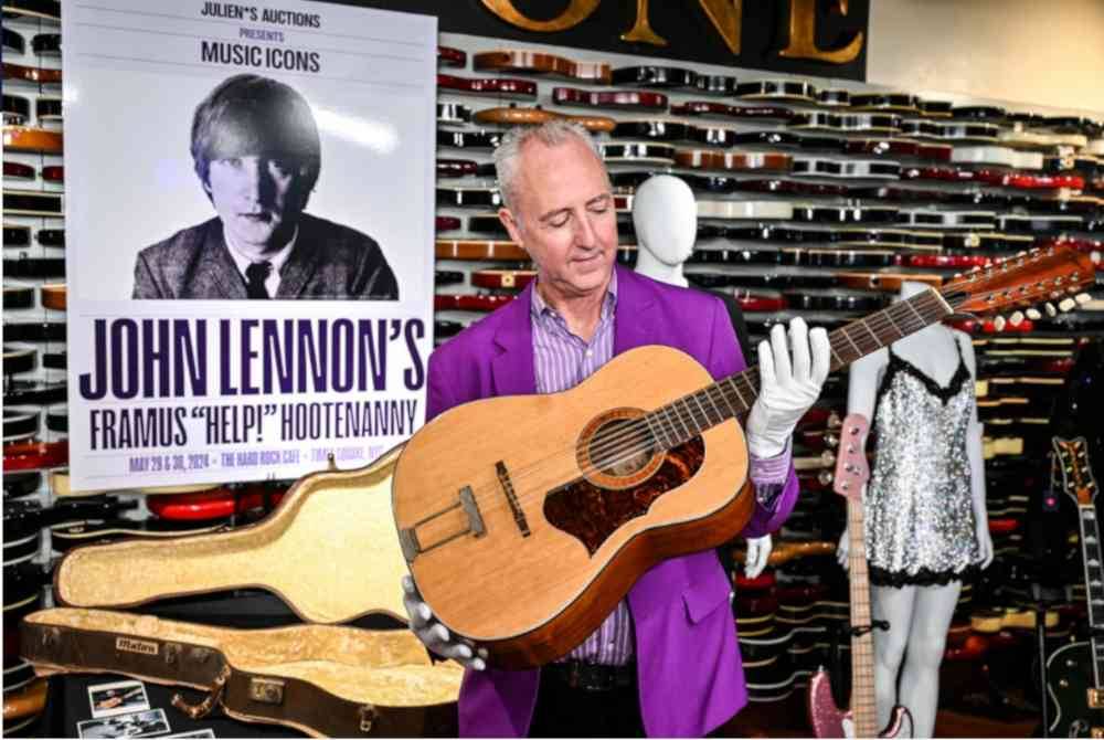 Pengarah Eksekutif Julien&#039;s Auctions, Martin J Nolan menunjukkan gitar milik John Lennon yang dipamerkan di New York. Agensi