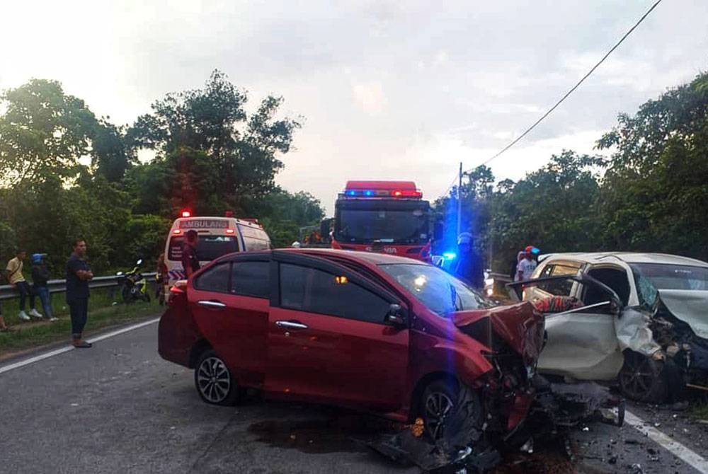 Keadaan kereta yang remuk akibat kemalangan di KM18 Jalan Jerantut-Maran pada Sabtu. Foto ihsan JBPM