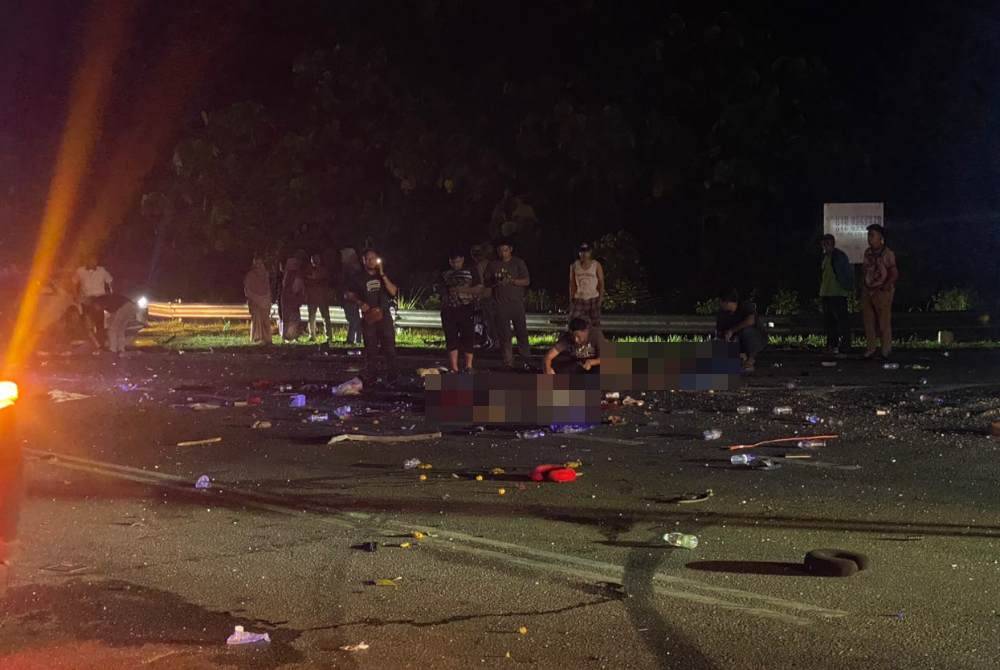 Keadaan di lokasi kemalangan melibatkan bas dan treler di Lebuhraya Tun Abdul Razak, Muadzam Shah pada awal pagi Ahad.