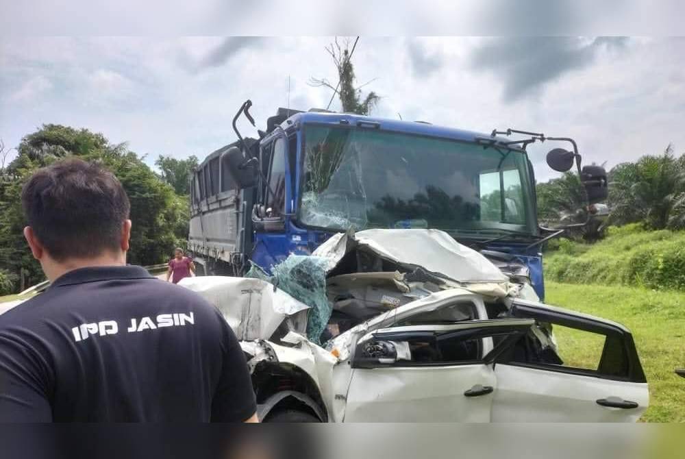 Keadaan kenderaan yang remuk selepas terlibat kemalangan.