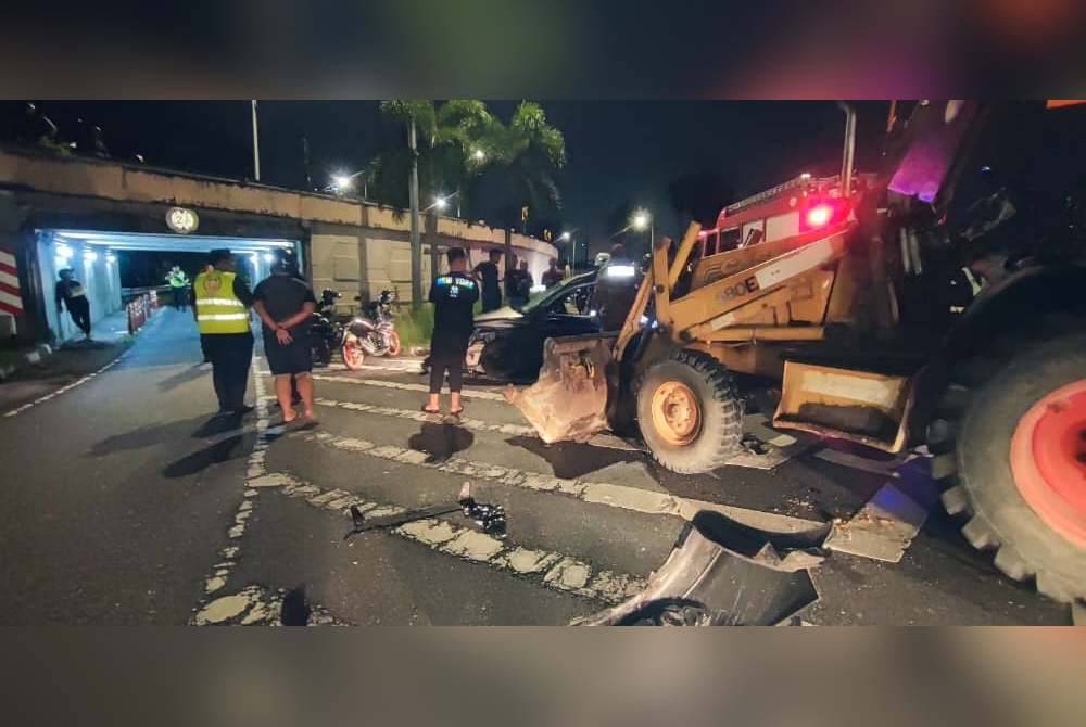 Pegawai penyiasat kemalangan melakukan siasatan di lokasi kejadian.