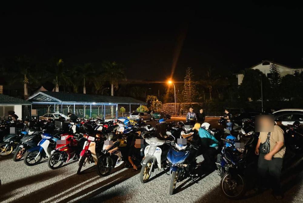 Kesemua penunggang motosikal yang ditahan terpaksa menolak kenderaan mereka ke Balai Polis Senawang. Foto PDRM