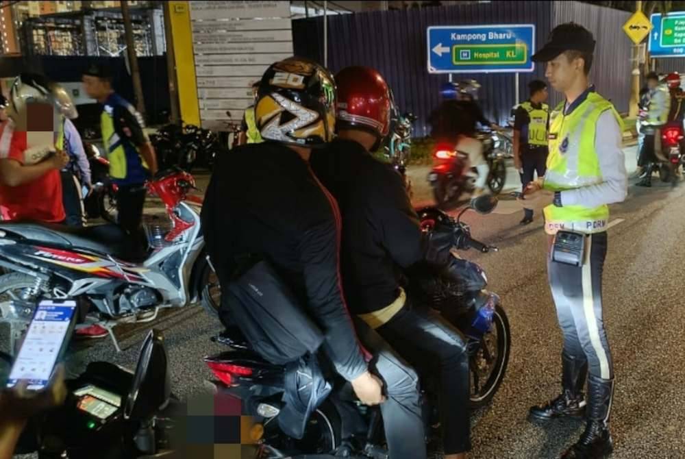 JSPT Kuala Lumpur turut mengadakan sekatan jalan raya dalam Op HUU. Foto JSPT KL